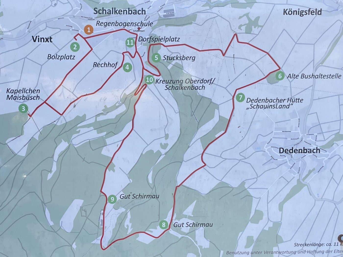 Übersichtskarte des Kinderrechtepfads mit allen elf Stationen rund um Schalkenbach