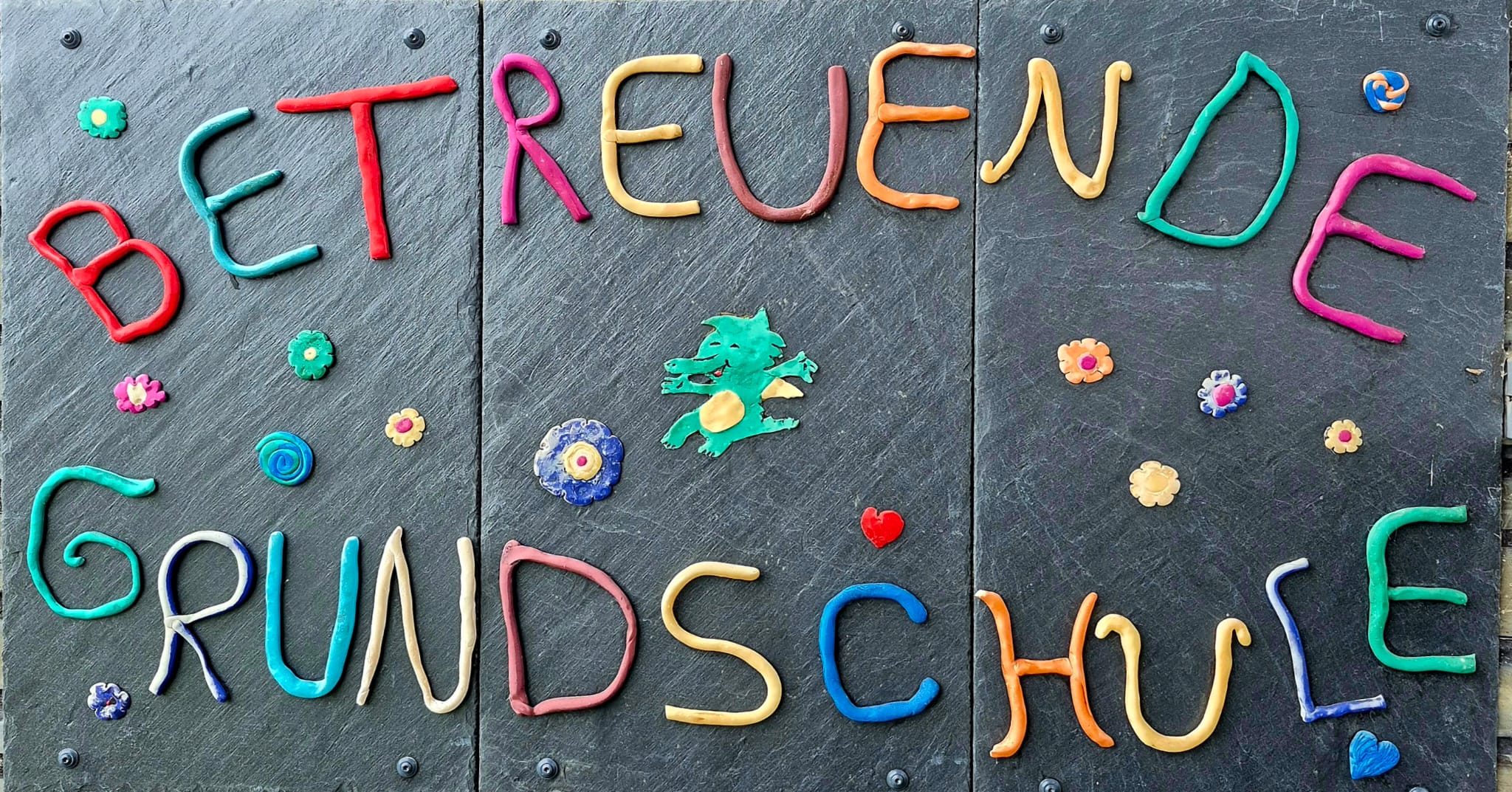 Von Kindern gestaltetes Schild der Betreuenden Grundschule