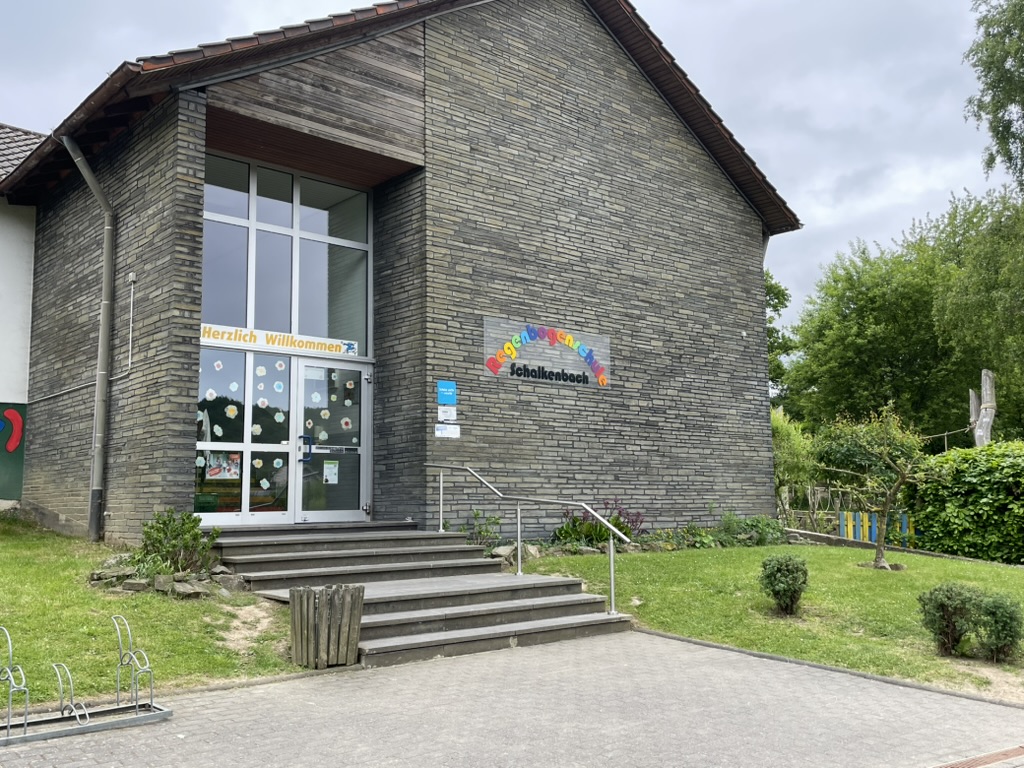Der Eingangsbereich der Regenbogenschule im Sommer