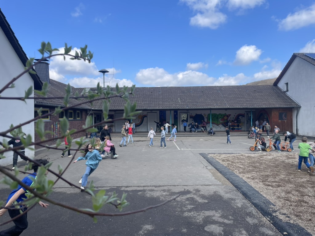 Kinder in der Pause auf dem Schulhof der Regenbogenschule