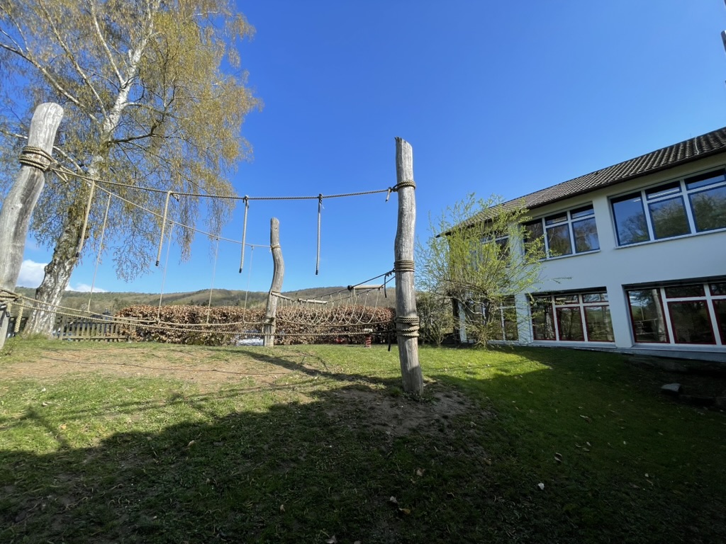 Spielgerät auf dem Schulgelände im Frühling
